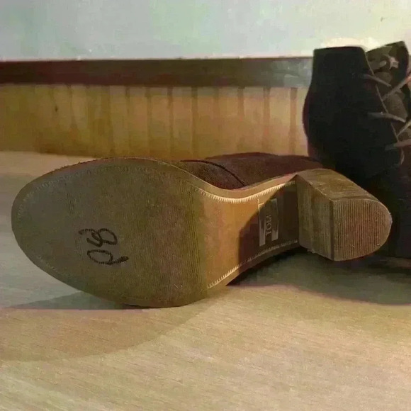 Tom’s “Lunata” Brown Lace-up Booties - Picture 7 of 7